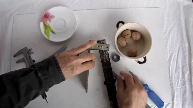 ГРЕЦКИЕ ОРЕХИ колоть, устройство быстрой колки скорлупы ореха разной величины легко и быстро смотреть онлайн