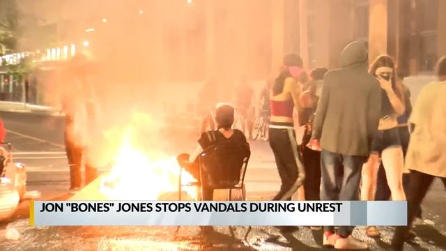 VIDEO: UFC's Jon 'Bones' Jones takes away spray cans from vandals смотреть онлайн