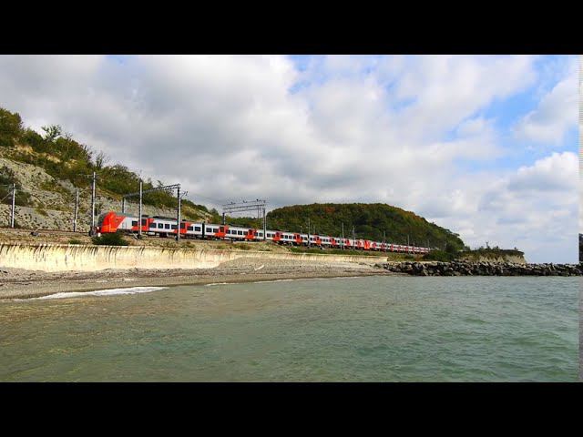 Ласточка проходит вдоль пустого пляжа в теплом сентябре смотреть онлайн