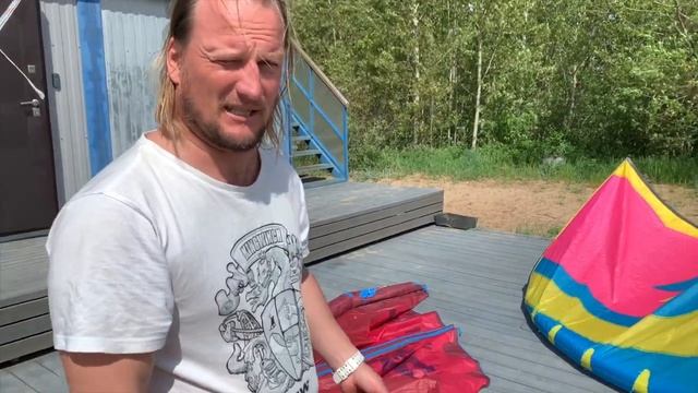 Как найти и починить дырку в балоне. Очень полезное видео! У вас будет всегда кайт в порядке! смотреть онлайн