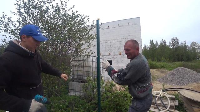 Установка забора из сварной сетки с полимерным покрытием смотреть онлайн