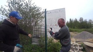 Установка забора из сварной сетки с полимерным покрытием