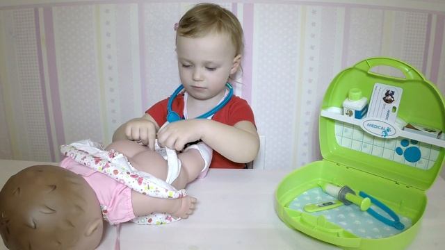 Доктор Афина лечит Пупсика с Медицинским Набором / Healing The Newborn Baby Doll with Doctor Set смотреть онлайн