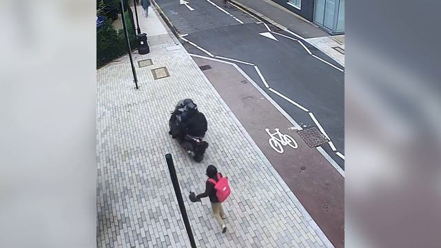 London moped thieves steal phones from hands of lone unsuspecting commuters смотреть онлайн