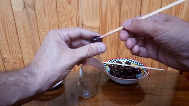 БЫСТРЫЙ СПОСОБ ВЫТАЩИТЬ КОСТОЧКУ С ВИШНИ И ЧЕРЕШНИ. Валерий Стилов