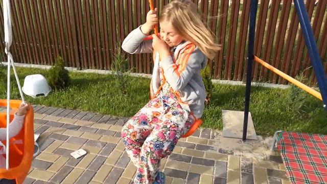 Закрутились на качелях Spinning on the swing смотреть онлайн