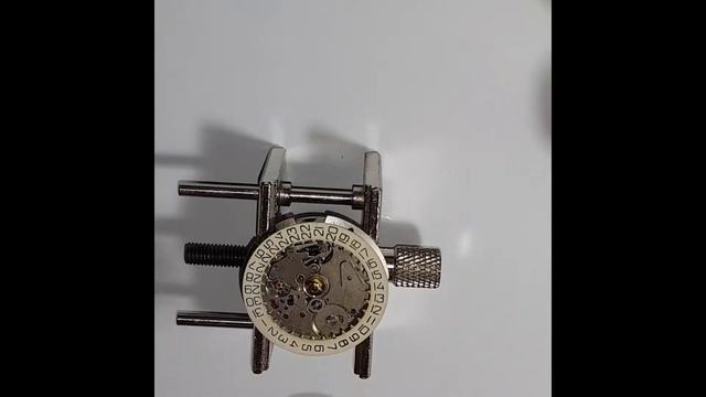 3 Ремонт часов своими руками "1 УЧУ" (для начинающих часовщиков). Разбираем календарь смотреть онлайн