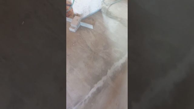 Заканчиваем заливать теплый пол. Осталось залить в котельной.#стяжка #теплыйпол #строительство