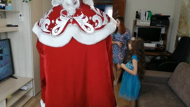 Дед мороз и снегурочка пришли к нам в гости поздравлять детей. смотреть онлайн