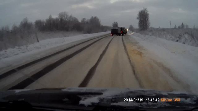 УАЗ с прицепом вылетел на встречку смотреть онлайн