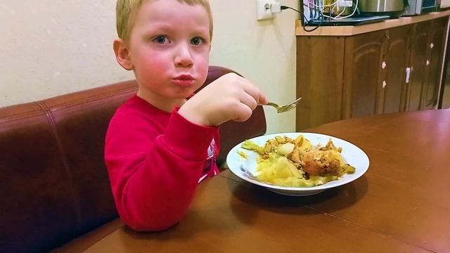 Кто быстрее съест кролика