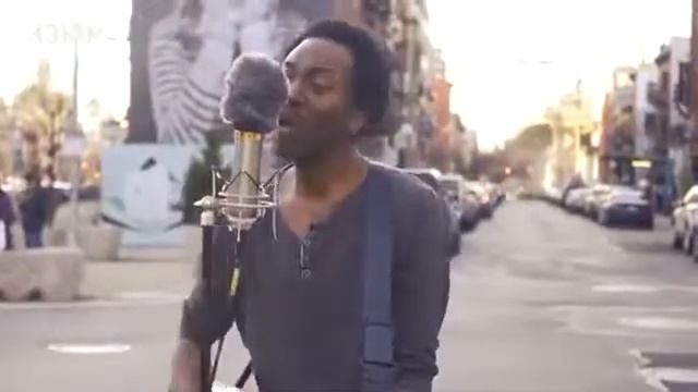 Темнокожий музыкант поет русскую песню "ВСЁ ИДЁТ ПО ПЛАНУ" смотреть онлайн
