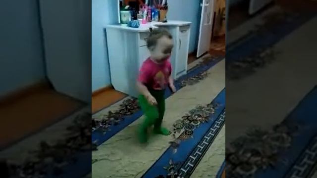 Малютка танцует(1) смотреть онлайн