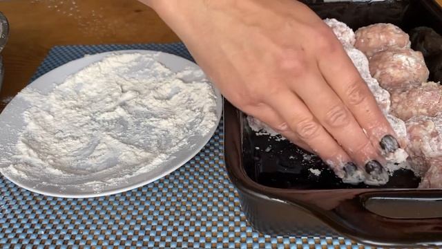 ТЕФТЕЛЬКИ. курячі тефтельки в сметано-сирному соусі. Підходять до будь якого гарніру.