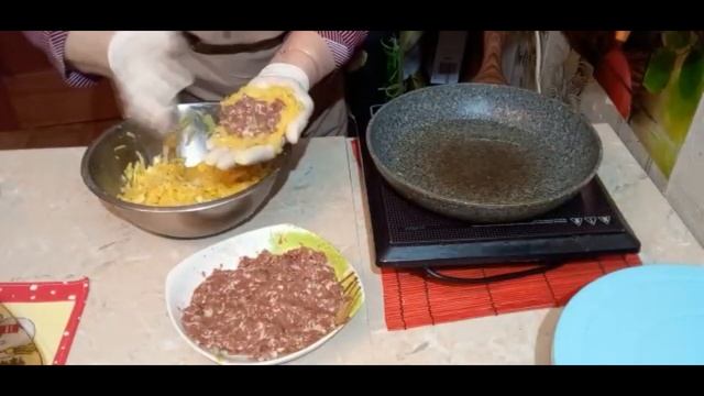 ДРАНИКИ ИЗ КАРТОШКИ(ДЕРУНЫ) С МЯСНОЙ НАЧИНКОЙ-БЫСТРЫЙ И ПРОСТОЙ СПОСОБ.. смотреть онлайн