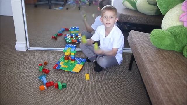 Динозавр из Lego Duplo