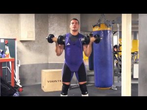 Жим Арнольда стоя / сидя: техника и нюансы