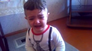 Маленький ребёнок плачут от куклы голос