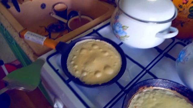 ЖАРИМ БЛИНЧИКИ И ОКАЛПАЧИВАЕМ! смотреть онлайн