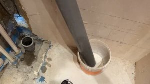 Как опустить тройник канализации без доступа к соседям. Тройник с восстановителем раструба.