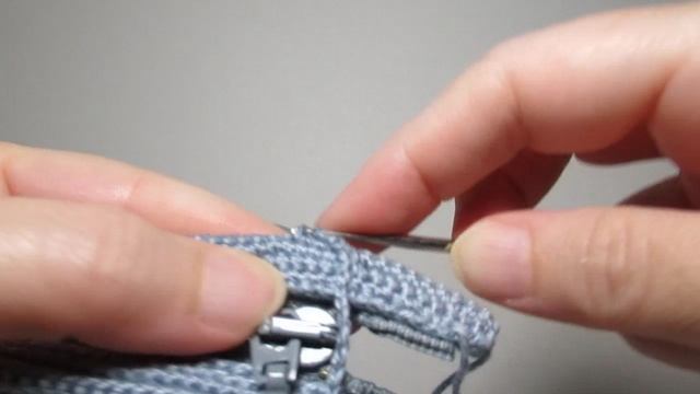 Нашла застежку-молнию обшитую жгутами. Свяжу из нее сумку смотреть онлайн