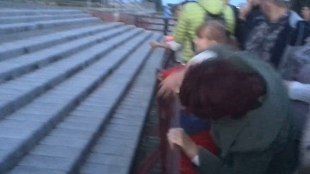 Бабуля рьяно отжигает. Под песню группы: 