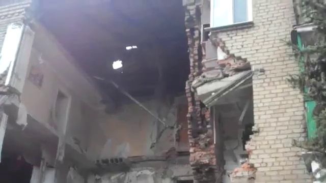 Обрушение жилого дома после авиаудара, Снежное смотреть онлайн