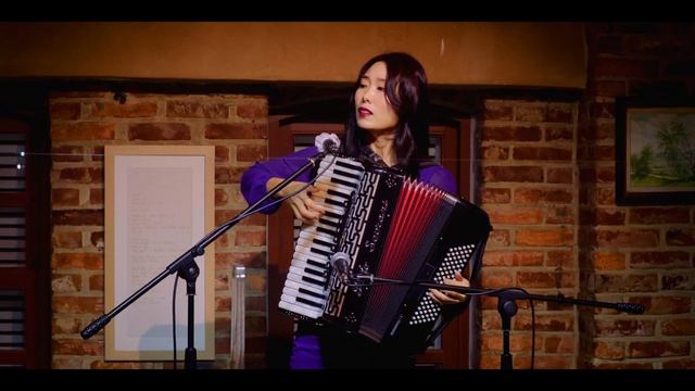 여인의 향기 [백마 화사랑 공연 실황] - 아코디언 주연/ Por una cabeza смотреть онлайн