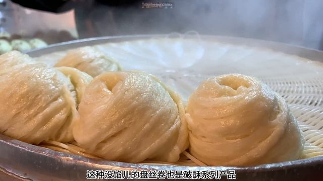 贵阳猴山下的早市 黔灵山脚下的宝藏菜场藏着最地道的贵阳味道 油炸折耳根特好吃 破酥包暄软千层皮 引子粑口味香甜 豆沙窝居然是咸口 新出锅的脆哨油香味浓 豆花面的蘸水特下饭 街边烤豆腐豆香浓郁 смотреть онлайн