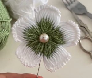 Цветок из ниток