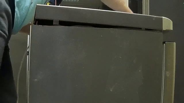 Отпиливаю от холодильника все лишнее.