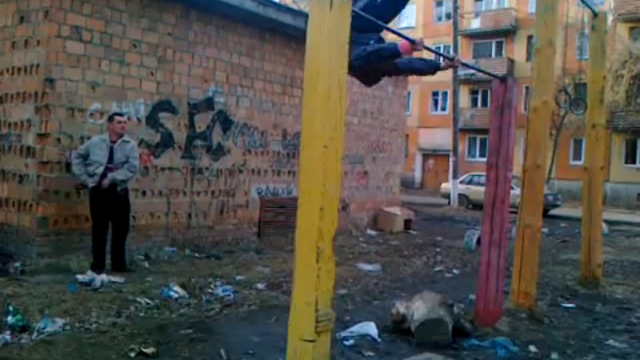 Неудачное солнышко на турнике смотреть онлайн