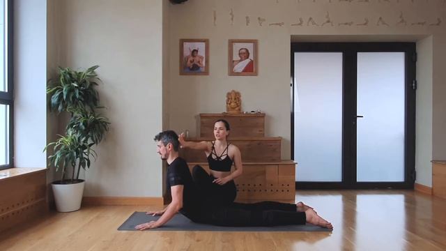 Ардха Бхуджангасана и Бхуджангасана. Как выполнить позу безопасно. Полный видео обзор смотреть онлайн