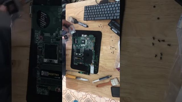 Thái máy vệ sinh thay keo tản nhiệt Dell Vostro 3550 смотреть онлайн