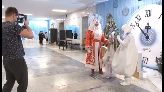 На роль помощницы Деда Мороза претендуют семь юных зареченок смотреть онлайн