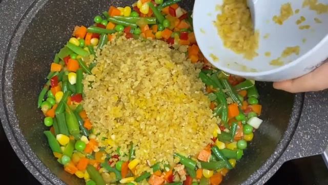 ТАКОЙ ОБЕД ПОНРАВИТСЯ ВСЕМ/ СОЧНЫЕ КОТЛЕТЫ и АРОМАТНЫЕ ОВОЩИ С БУЛГУРОМ/ Проще рецепта не найти смотреть онлайн