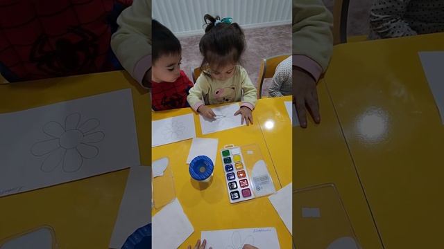 Рисование ватными палочками и красками, не выходя за линию. смотреть онлайн