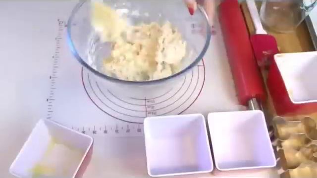 How to make PEANUT BUTTER DOG COOKIES BONE BISCUIT SHAPES - DIY Dog Food by Cooking For Dogs смотреть онлайн