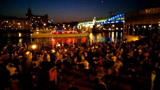 Танцы в парке Горького смотреть онлайн