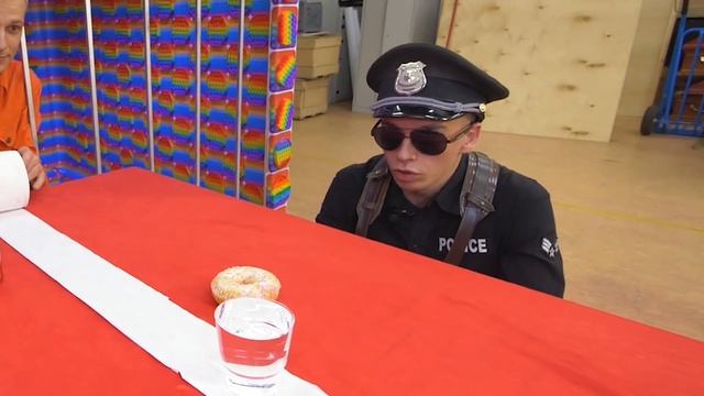 Побег из ПОП ИТ Тюрьмы Челлендж ! **24 часа в POP IT тюрьме** смотреть онлайн