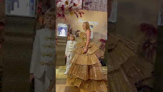 С моим любимый и очень элегантным Санечкой, который в .. - Яна Рудковская смотреть онлайн