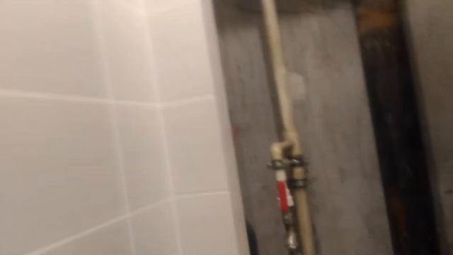 Вариант ремонта туалета самой бюджетной плиткой смотреть онлайн