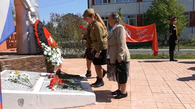 Возложение цветов к мемориалу павших героев. 9 мая 2020 г. смотреть онлайн