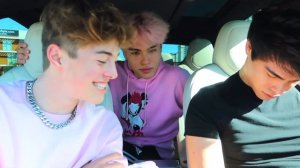 ДЕРЕМСЯ ПЕРЕД ДРУЗЬЯМИ | ПРАНК | Stokes Twins на русском