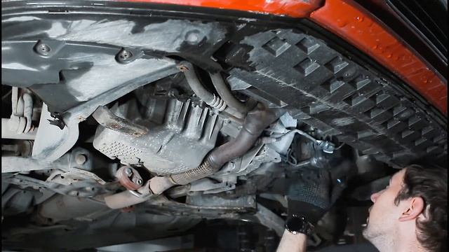 Замена масла и масляного фильтра в двигателе автомобиля Audi A1 1,4 TFSI смотреть онлайн