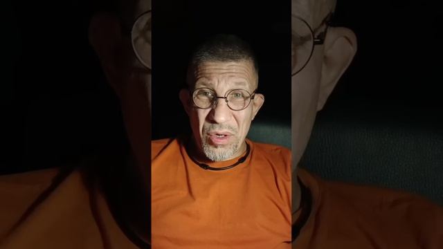 Женщина просит спасти её от 