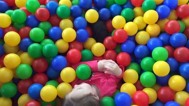 Сухой бассейн с шариками. Прятки. Видео для детей. смотреть онлайн