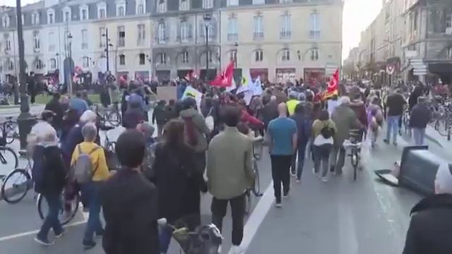 ❗️🇫🇷Тем временем Бордо и Марсель присоединились к протестам против пенсионной реформы. смотреть онлайн
