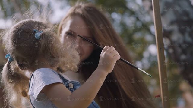Plein Air of a children's art school: a small touching girl paint смотреть онлайн