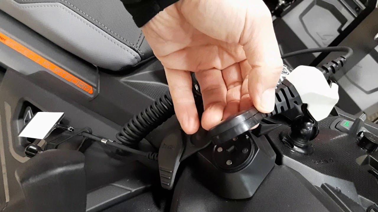 Чека и система ЕLinq для общего шнура на электроподогрев визора и ключ DESS.  BRP центр Север Москва